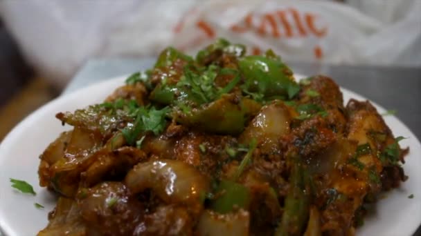Σπιτικά desi στυλ ινδικό κοτόπουλο σε kadhai με λάδι, κρέμα γάλακτος, τζίντζερ, τυρόπηγμα και άλλα λαχανικά. - Πλάνα, βίντεο