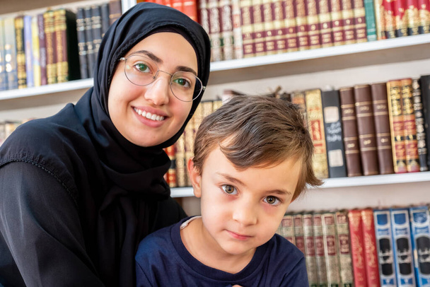 szczęśliwy muzułmanin dziewczyna i chłopiec w niektóre biblioteki - Zdjęcie, obraz