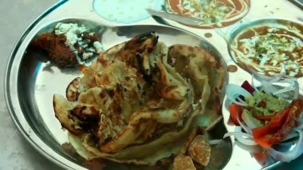 Gefülltes indisches Brot Naan Thali mit dal makhni, Paneer, Salat und Raita.  - Filmmaterial, Video