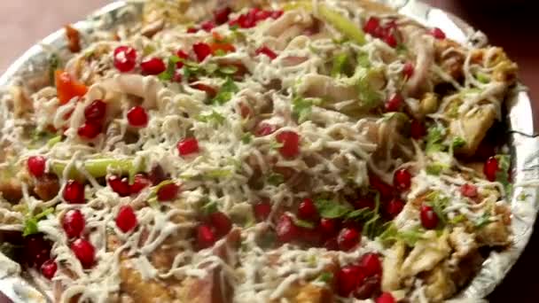 Indische stijl eierpizza omelet belegd met kaas, sauzen, garnering en groenten gemaakt op hete olie pan in boter met hoge vlammen. - Video