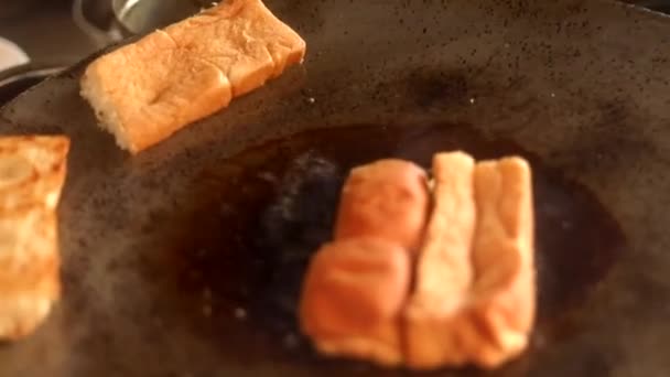 Het maken van indiaanse straat vada pav op een frietpan geserveerd met groene chutney, rode tomatensaus en masala. - Video