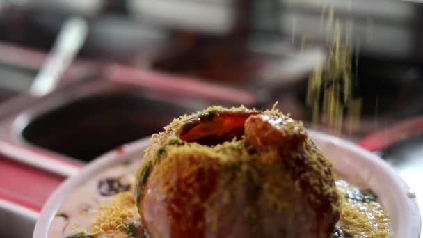 Indiai stílusú utcai chaat és raj kachori főtt fűszerekkel, vörös mártással és kukoricával.  - Felvétel, videó