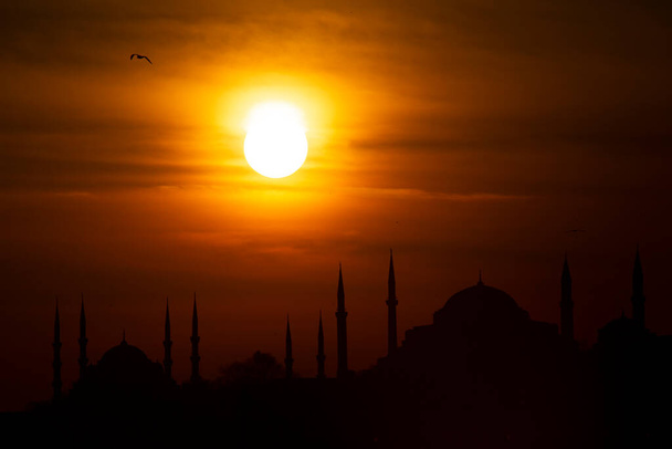 Istanbul-Silhouette. Blaue Moschee und Hagia Sophia bei Sonnenuntergang.  - Foto, Bild
