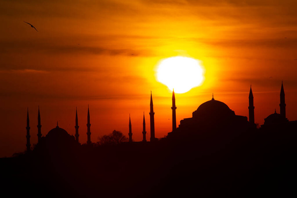 Sylwetka Stambułu widok na zachód słońca w promieniach słońca. Istambuł jest największym miastem w Turcji. - Zdjęcie, obraz