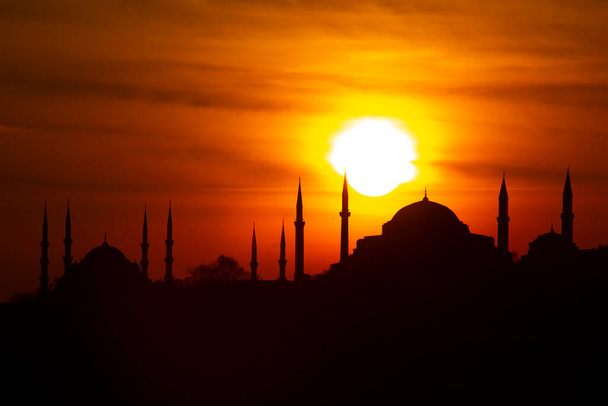 Silueta de Estambul vista de la puesta de sol en los rayos del sol. Estambul es la ciudad más grande de Turquía
. - Foto, Imagen