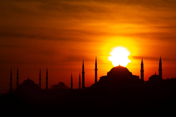 Silhouette της Κωνσταντινούπολης άποψη του ηλιοβασιλέματος στις ακτίνες του ήλιου. Η Κωνσταντινούπολη είναι η μεγαλύτερη πόλη στην Τουρκία. - Φωτογραφία, εικόνα