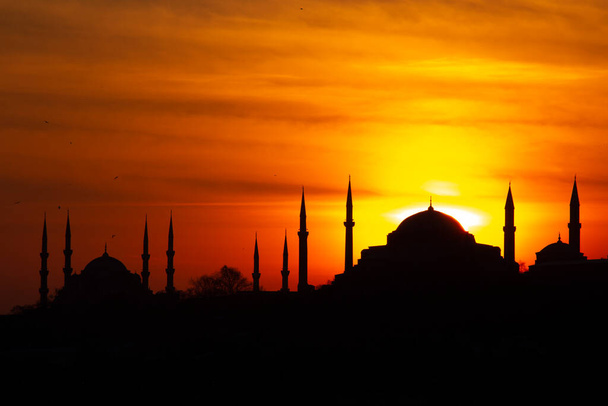 Puesta de sol sobre la Mezquita Azul y Santa Sofía. Puesta de sol en el cielo y aguas del Bósforo en Estambul
  - Foto, Imagen