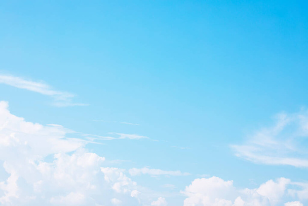 Blauwe lucht achtergrond en witte wolken zachte focus, en kopieer ruimte. - Foto, afbeelding