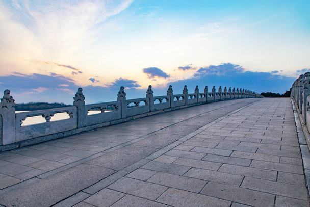 Bridgehead Beast of the Seventeen-hole Bridge in the Summer Palace, Beijing, China. Pôr do sol no Palácio de Verão em Pequim, China
 - Foto, Imagem