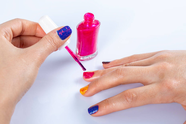 Handen met manicure en nagellak fles.  - Foto, afbeelding