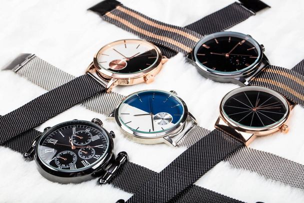 Ensemble de montres pour hommes et femmes dans le design classique à la boutique. - Photo, image