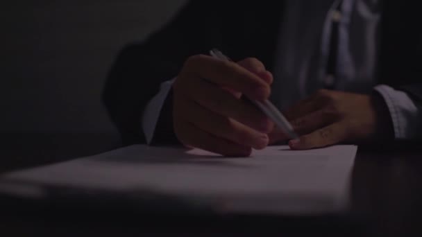 cerrar hombre de negocios o gerente firmar contrato en la mesa por la noche
 - Metraje, vídeo