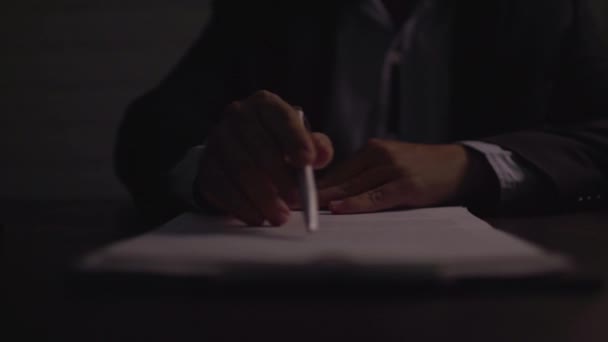 κλείσιμο επιχειρηματίας ή διευθυντής υπογράψει συμβόλαιο στο τραπέζι τη νύχτα - Πλάνα, βίντεο