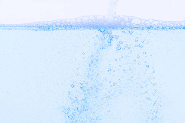 Světle modré bubliny a voda Bílé pozadí - Fotografie, Obrázek