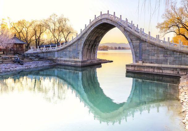 Yaz Sarayı, Pekin, Çin 'deki Xiuyi Köprüsü' nün İlk Bahar Sahnesi - Fotoğraf, Görsel