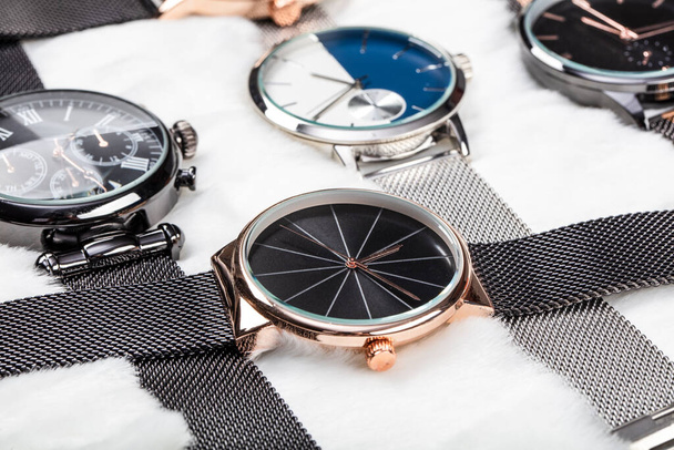 Conjunto de relojes para hombre y mujer en diseño clásico en tienda
. - Foto, imagen