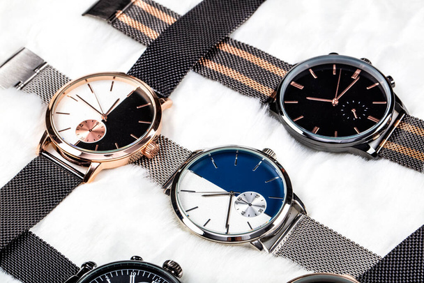 Set of men's and women's watches in classic design at shop. - Foto, afbeelding
