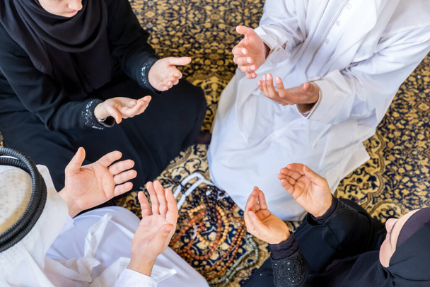 Familia árabe musulmana rezando por Dios
 - Foto, imagen
