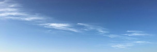 pilvet, taivaansininen. pilvi sininen taivas tausta
 - Valokuva, kuva
