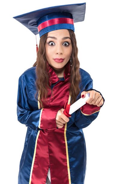 gelukkig vrouw afgestudeerde student dragen graduation hoed en toga, geïsoleerd op witte achtergrond  - Foto, afbeelding