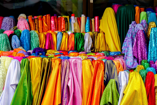 Bunte Saree-Stoffe zum Verkauf in einem indischen Geschäft in Chiangmai, Thailand. Saree-Stoffe sind traditionelle indische Frauenkleider, die sowohl als Kleidungsstück als auch als Decke verwendet werden. - Foto, Bild