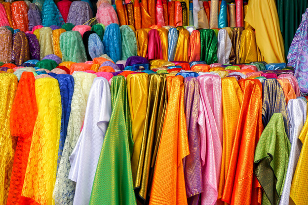 インド店、チェンマイ、タイで販売するためのソーレ生地のカラフルな。サリー生地は伝統的なインドの女性の服です服と毛布の両方として使用. - 写真・画像