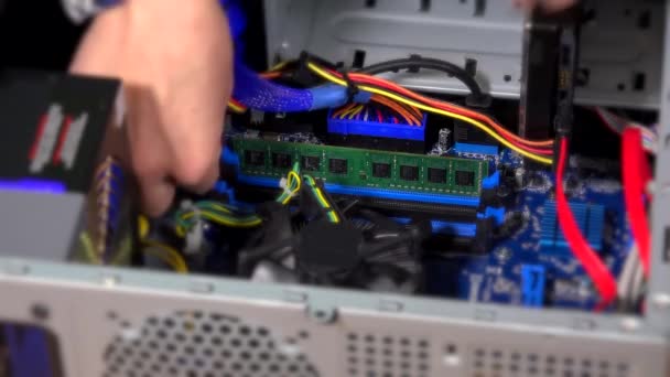 Τεχνητός υπολογιστής που επισκευάζει το χέρι ελέγχει τον υπολογιστή επισκευής. Συντήρηση υπολογιστών. 4ια - Πλάνα, βίντεο