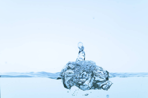 Bulles en eau bleue Fond blanc - Photo, image