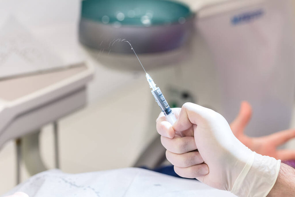 Selektiivinen keskittyminen anestesianeulaan. Hammaslääkärin puudutus hampaanpoistoon. Hammaslääketiede sairaalassa - Valokuva, kuva