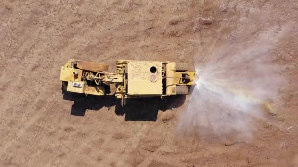 Geleed Water Truck spuitwater op een grote graafplaats. - Video