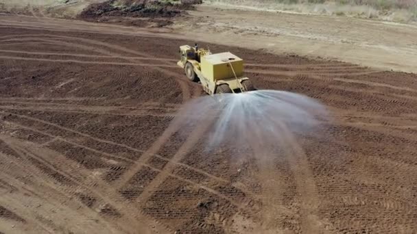 大規模な発掘現場で水を噴霧専門の水トラック. - 映像、動画