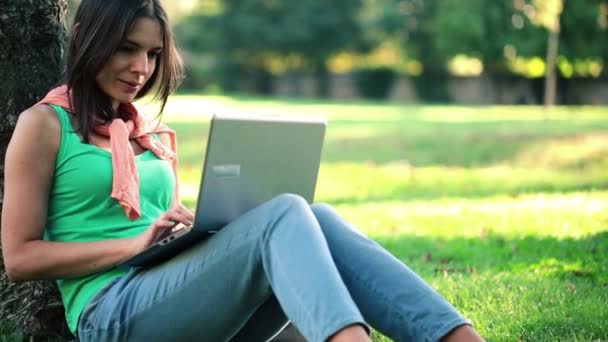 Pretty woman with laptop - Metraje, vídeo