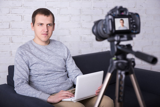 mladý pohledný muž video blogger nahrávání nového videa doma - Fotografie, Obrázek