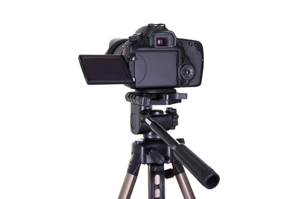 fotografie en videografie concept - moderne dslr camera met blanco scherm op statief geïsoleerd op witte achtergrond - Foto, afbeelding