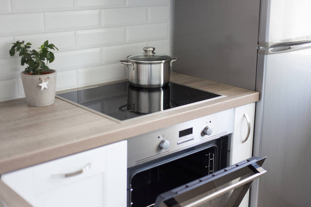 kleine Kücheneinrichtung mit moderner Stahlelektronik - Foto, Bild