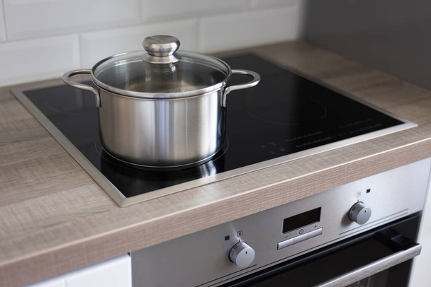 panela de aço no fogão na cozinha moderna
 - Foto, Imagem