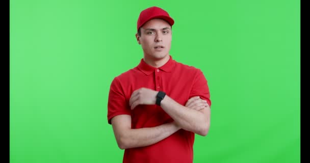 Pensivo homem de entrega em vermelho uniforme balançando cabeça não
 - Filmagem, Vídeo