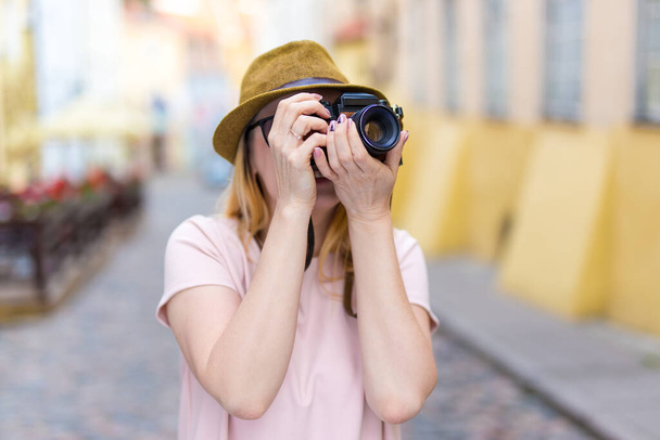 旅行と写真のコンセプト-カメラを持つ若い女性の観光客 - 写真・画像