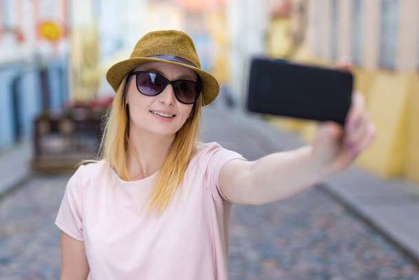 jonge vrouw toerist het nemen van selfie foto met moderne smartphone - Foto, afbeelding