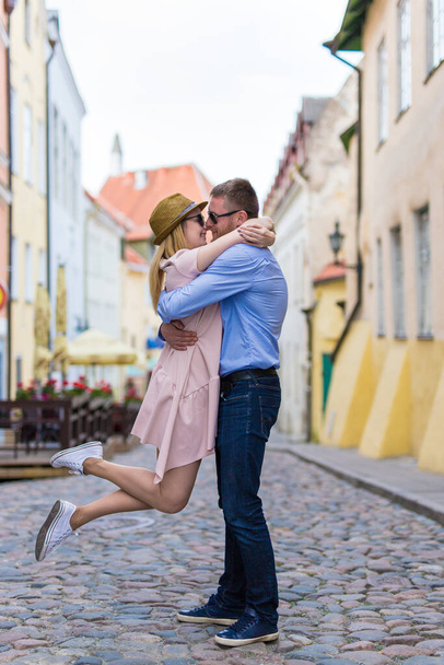 love, dating, relationship and happiness concept - young couple walking in the city - Foto, imagen