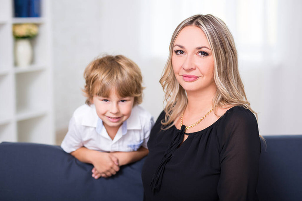 retrato de família - jovem mãe com seu filhinho bonito em casa
 - Foto, Imagem