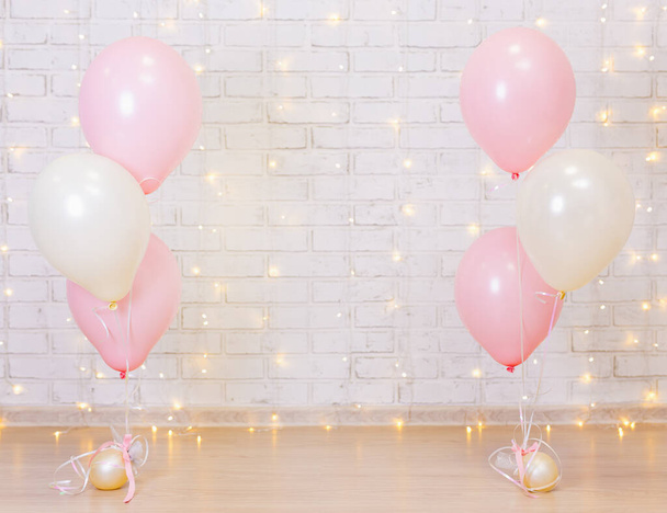 concepto de fiesta de cumpleaños - fondo de pared de ladrillo con luces y globos de color rosa
 - Foto, imagen