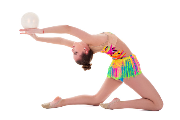 白い背景に孤立したボールで体操をする美しいスポーティ女性 - 写真・画像