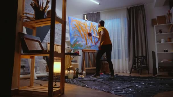 Εμπνευσμένη ζωγραφική καλλιτέχνη με ρολό - Πλάνα, βίντεο
