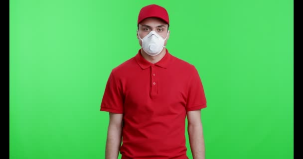 Gestresster Zusteller mit Maske hält panisch den Kopf - Filmmaterial, Video