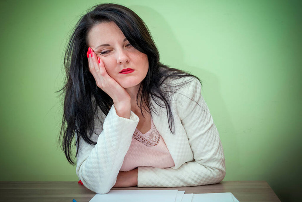 Tired business woman fell asleep leaning on her hand. - Foto, imagen