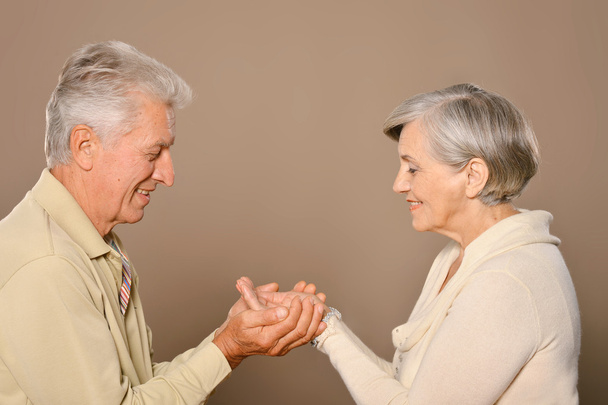 ευτυχής ηλικιωμένο ζευγάρι, κρατώντας τα χέρια - Φωτογραφία, εικόνα