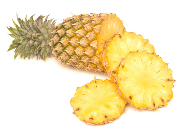 Ananas mûr isolé sur fond blanc - Photo, image
