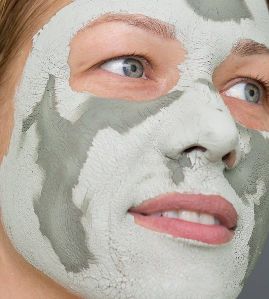 jovem mulher bonita com máscara de barro em seu rosto
 - Foto, Imagem
