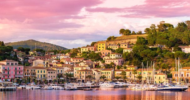 Porto e aldeia Porto Azzurro ao pôr-do-sol, ilhas Elba, Toscana, Itália
 - Foto, Imagem